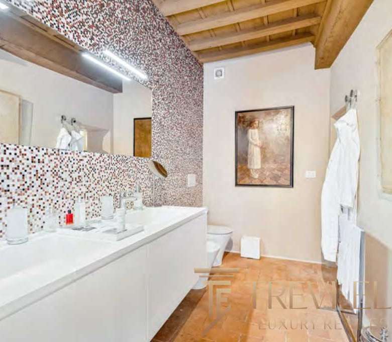 Роскошная ванная комната с современным дизайном, мозаичной отделкой и элегантной фурнитурой в эксклюзивном здании.