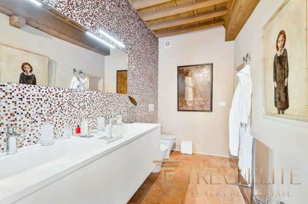 Роскошная ванная комната с современным дизайном, мозаичной отделкой и элегантной фурнитурой в эксклюзивном здании.