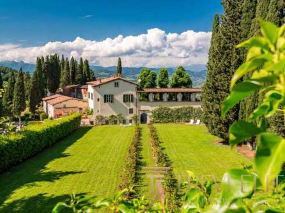 Роскошное элитное недвижимость в Италии на фоне живописных пейзажей, уединенный дворец с ухоженным садом, предлагаемый агентством Треви Элит. Идеальный выбор для тех, кто ищет эксклюзивную загородную недвижимость.