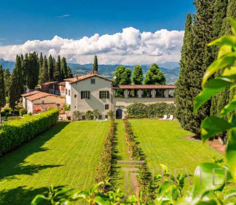 Роскошное элитное недвижимость в Италии на фоне живописных пейзажей, уединенный дворец с ухоженным садом, предлагаемый агентством Треви Элит. Идеальный выбор для тех, кто ищет эксклюзивную загородную недвижимость.