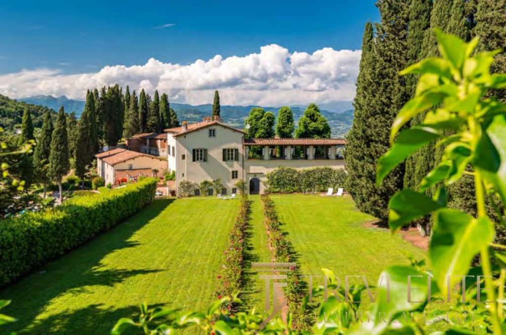 Роскошное элитное недвижимость в Италии на фоне живописных пейзажей, уединенный дворец с ухоженным садом, предлагаемый агентством Треви Элит. Идеальный выбор для тех, кто ищет эксклюзивную загородную недвижимость.