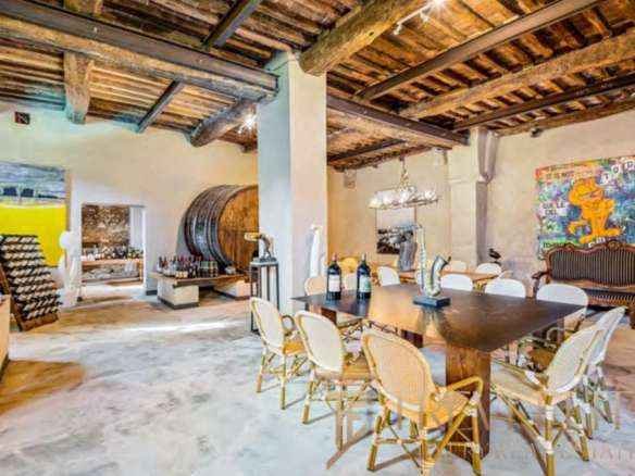 Современная роскошная гостиная с деревянным потолком и антикварной мебелью, идеальная для элитных мероприятий и отдыха, подчеркнутая искусством и уникальным дизайном интерьера.