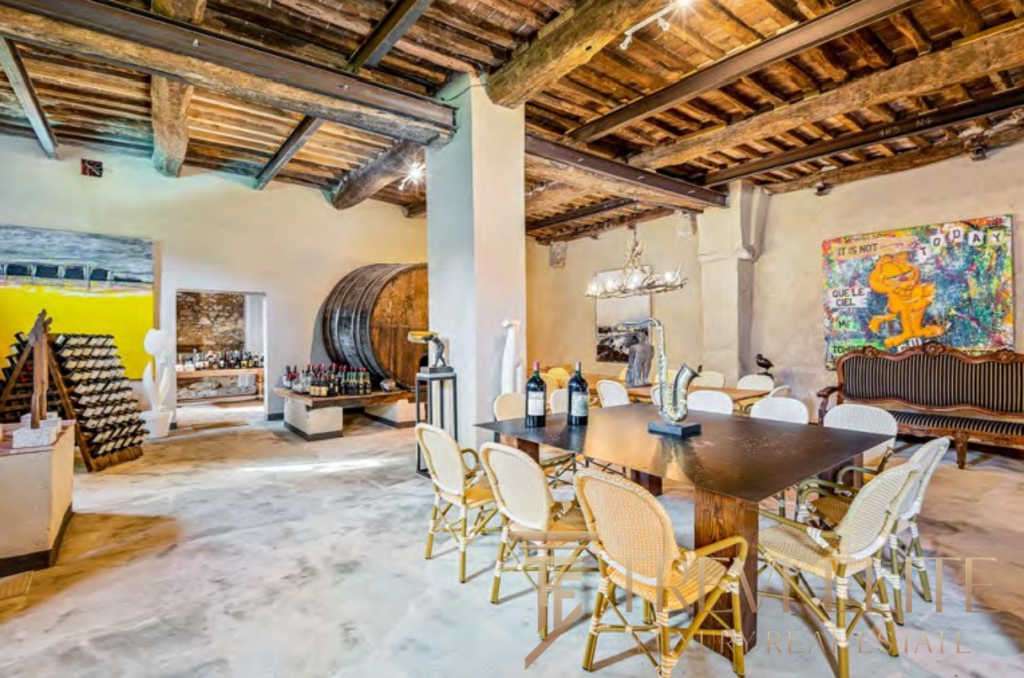 Современная роскошная гостиная с деревянным потолком и антикварной мебелью, идеальная для элитных мероприятий и отдыха, подчеркнутая искусством и уникальным дизайном интерьера.