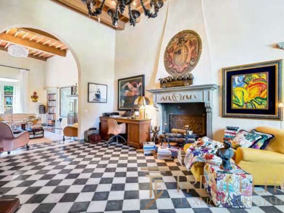 Элегантный интерьер с камином, современным художественным оформлением и стильной мебелью в высококлассной недвижимости от Треви Элит.