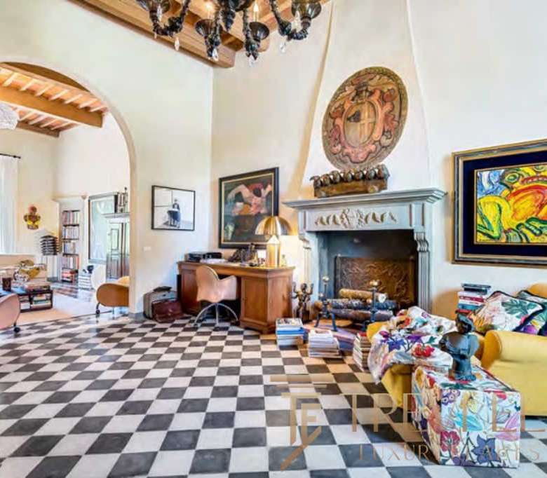 Элегантный интерьер с камином, современным художественным оформлением и стильной мебелью в высококлассной недвижимости от Треви Элит.