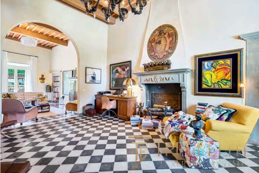 Элегантный интерьер с камином, современным художественным оформлением и стильной мебелью в высококлассной недвижимости от Треви Элит.