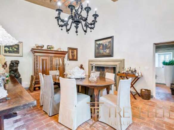 Уютная столовая в классическом стиле, украшенная антикварной мебелью, картинками и декоративными элементами, отлично подойдет для дружеских ужинов и семейных мероприятий.