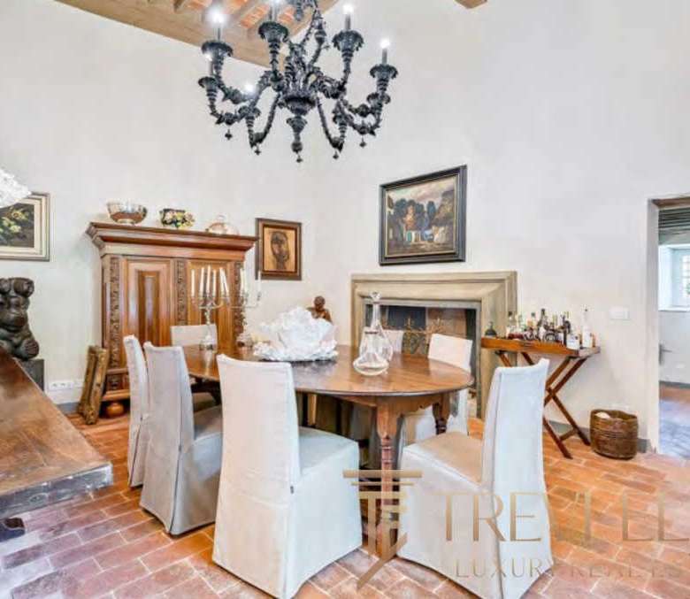 Уютная столовая в классическом стиле, украшенная антикварной мебелью, картинками и декоративными элементами, отлично подойдет для дружеских ужинов и семейных мероприятий.