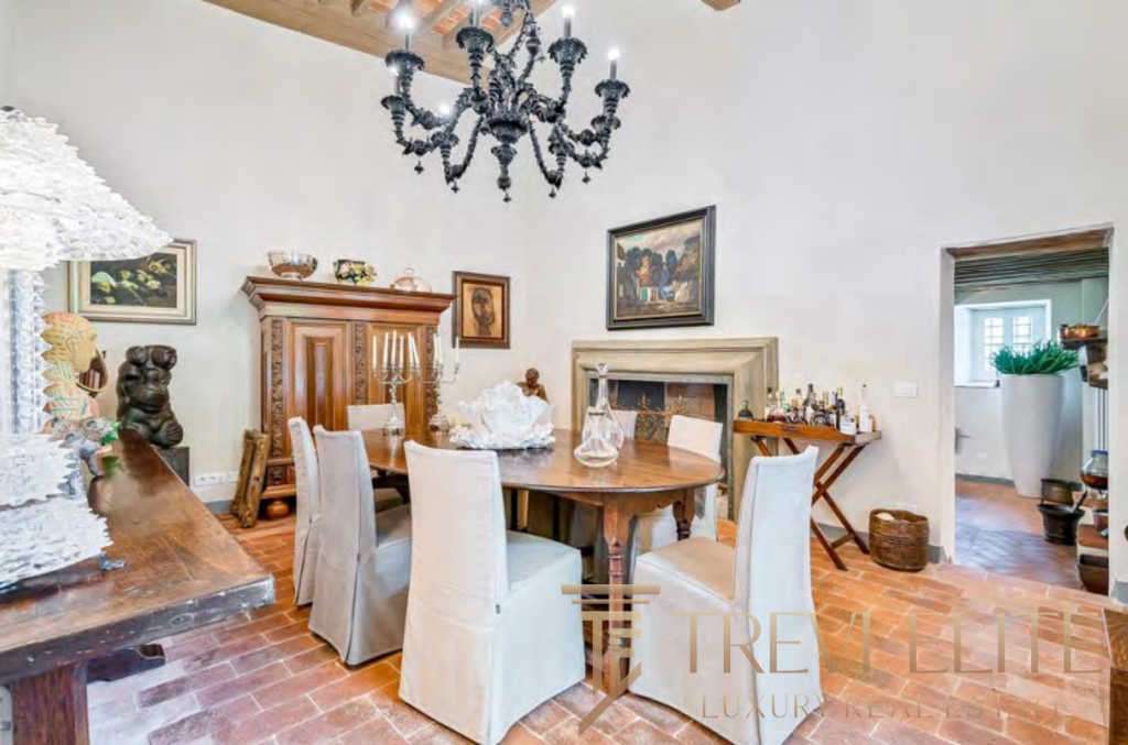 Уютная столовая в классическом стиле, украшенная антикварной мебелью, картинками и декоративными элементами, отлично подойдет для дружеских ужинов и семейных мероприятий.