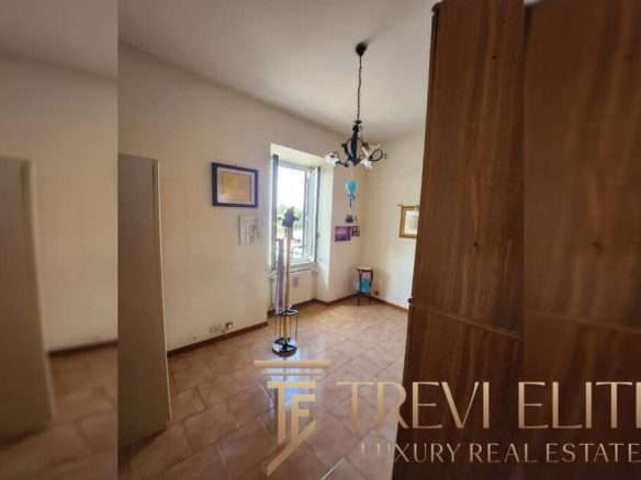 Оформленная светлая комната с окнами и деревянной мебелью в стильном интерьере. Идеально подойдет для жизни или инвестиций в элитную недвижимость в Италии и по всему миру.