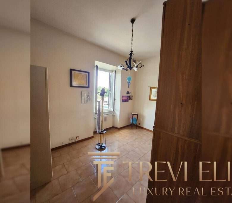 Оформленная светлая комната с окнами и деревянной мебелью в стильном интерьере. Идеально подойдет для жизни или инвестиций в элитную недвижимость в Италии и по всему миру.