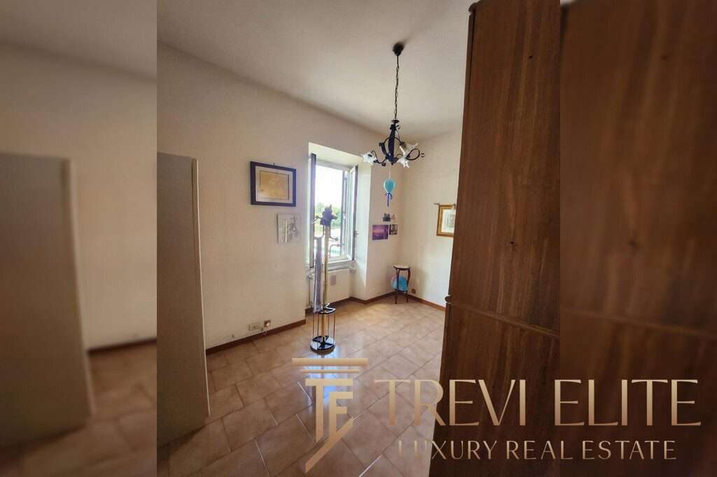 Оформленная светлая комната с окнами и деревянной мебелью в стильном интерьере. Идеально подойдет для жизни или инвестиций в элитную недвижимость в Италии и по всему миру.