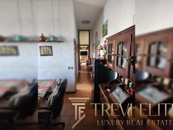 Уютная кухня с деревянной мебелью и декоративными элементами, создающими теплую атмосферу в интерьере квартиры.