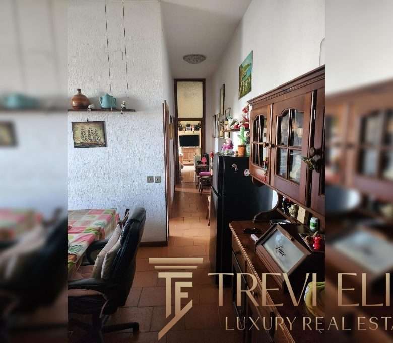 Уютная кухня с деревянной мебелью и декоративными элементами, создающими теплую атмосферу в интерьере квартиры.