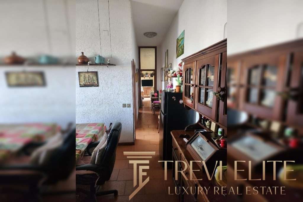 Уютная кухня с деревянной мебелью и декоративными элементами, создающими теплую атмосферу в интерьере квартиры.