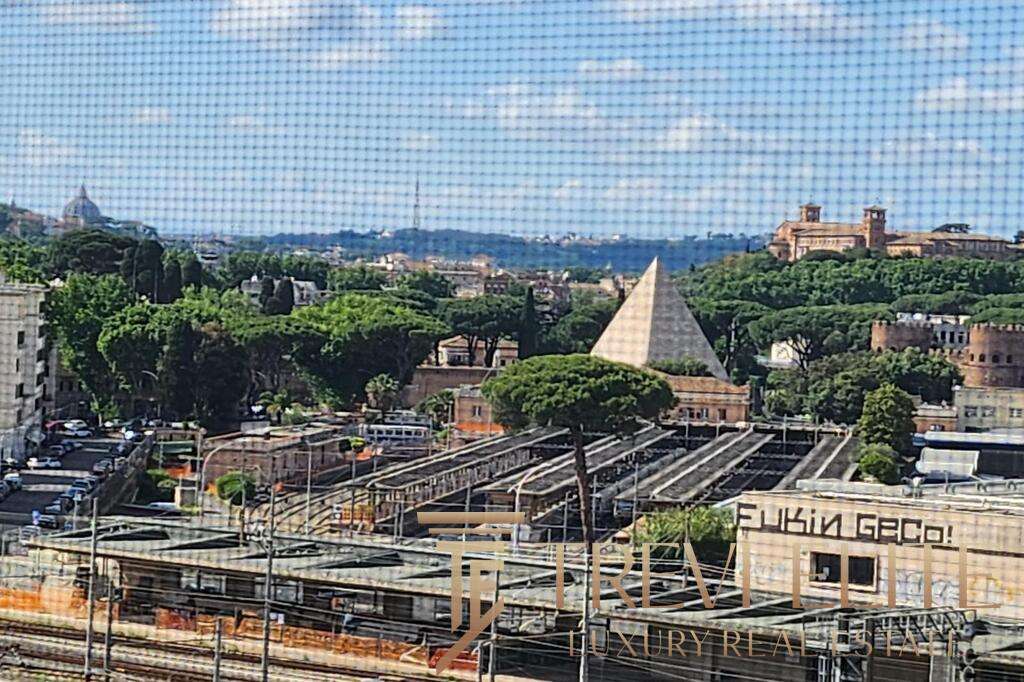 Вид на город с зелеными насаждениями и архитектурными памятниками, в центре фото база железнодорожных путей.