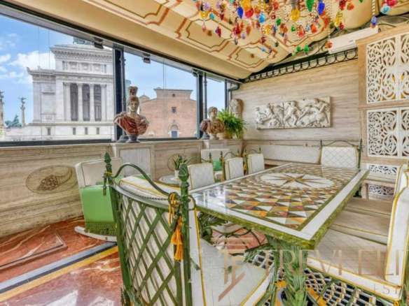 Элитный интерьер с декоративной архитектурой, панорамным видом на Римские достопримечательности, роскошная мебель и элементы искусства в эксклюзивной недвижимости Треви Элит.