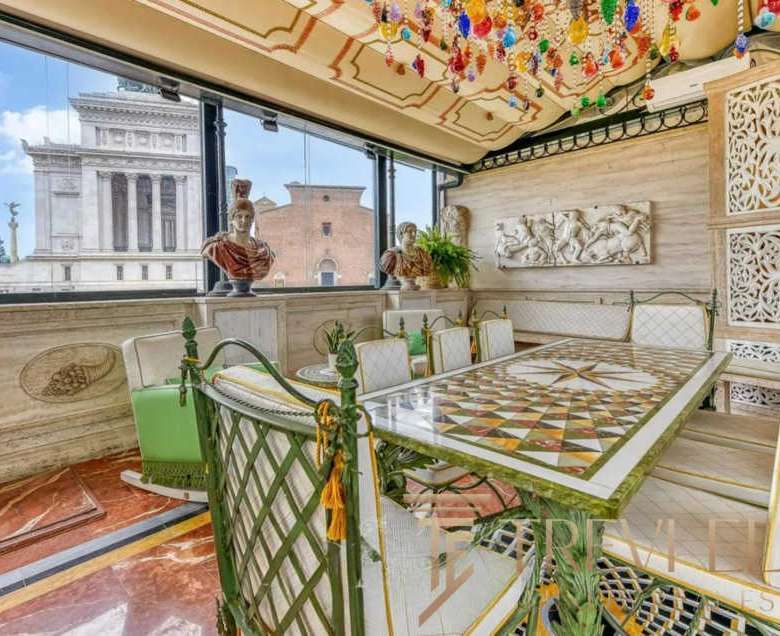 Элитный интерьер с декоративной архитектурой, панорамным видом на Римские достопримечательности, роскошная мебель и элементы искусства в эксклюзивной недвижимости Треви Элит.