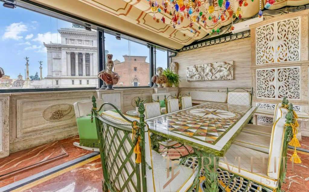 Элитный интерьер с декоративной архитектурой, панорамным видом на Римские достопримечательности, роскошная мебель и элементы искусства в эксклюзивной недвижимости Треви Элит.