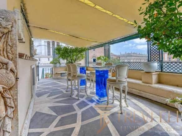 Уютная терраса на крыше с панорамным видом на город, украшенная зеленью и антикварной мебелью, идеально подходит для роскошных встреч и отдыха.