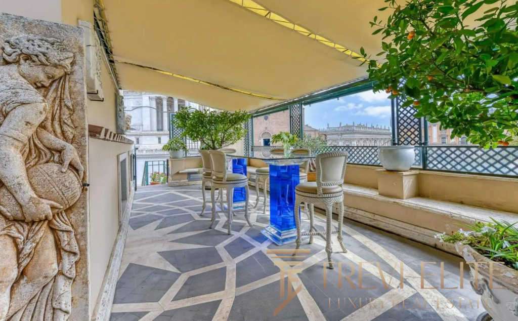 Уютная терраса на крыше с панорамным видом на город, украшенная зеленью и антикварной мебелью, идеально подходит для роскошных встреч и отдыха.