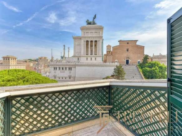 Элегантный вид на Римский форум и памятник Виктории с балкона роскошной квартиры. Идеальное место для ценителей высококлассной недвижимости и живописных городских пейзажей.