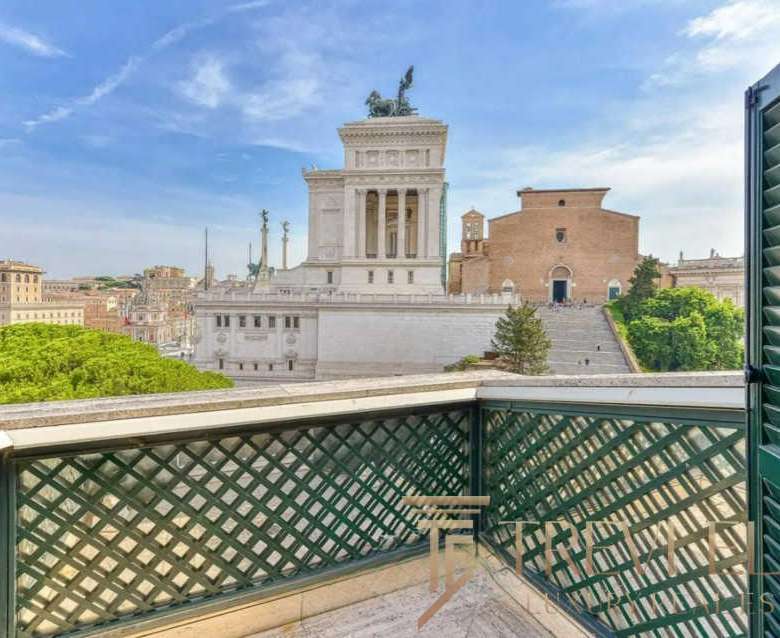 Элегантный вид на Римский форум и памятник Виктории с балкона роскошной квартиры. Идеальное место для ценителей высококлассной недвижимости и живописных городских пейзажей.