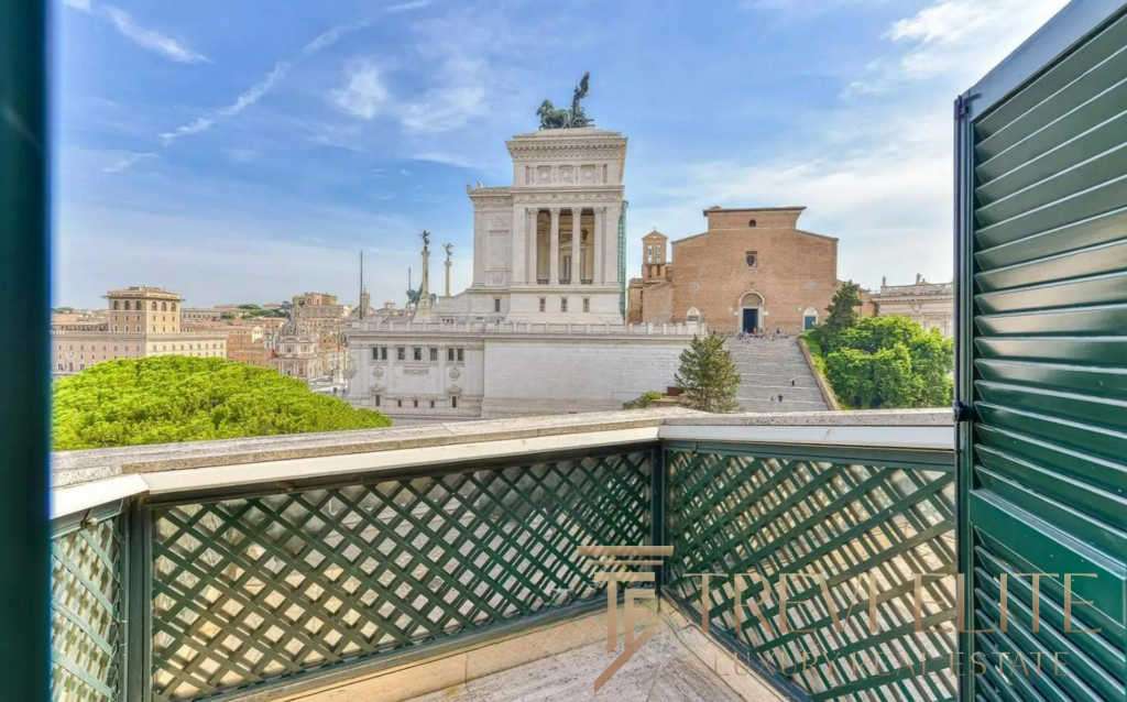 Элегантный вид на Римский форум и памятник Виктории с балкона роскошной квартиры. Идеальное место для ценителей высококлассной недвижимости и живописных городских пейзажей.