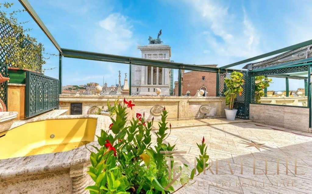 Элитная терраса на крыше здания с панорамным видом на исторический центр Рима, украшенная зеленью и цветами, идеально для отдыха и частных мероприятий.