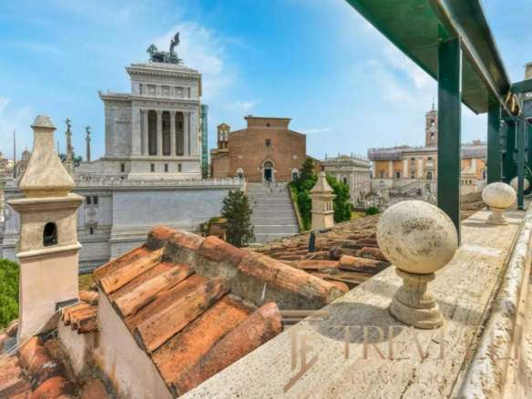 Городской пейзаж с террасы на крыше, вид на исторические здания и монументы в центре Рима, солнечная погода, классическая архитектура, высокое качество, эксклюзивное жилье.