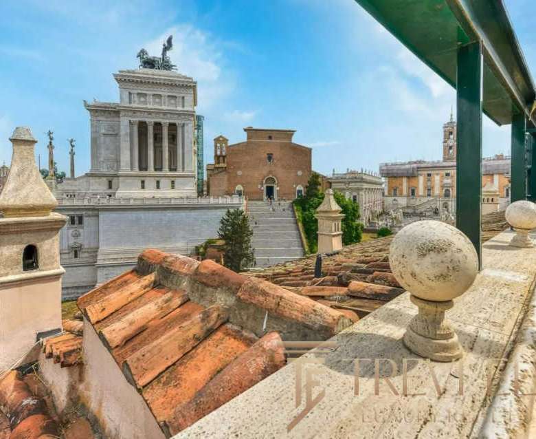 Городской пейзаж с террасы на крыше, вид на исторические здания и монументы в центре Рима, солнечная погода, классическая архитектура, высокое качество, эксклюзивное жилье.