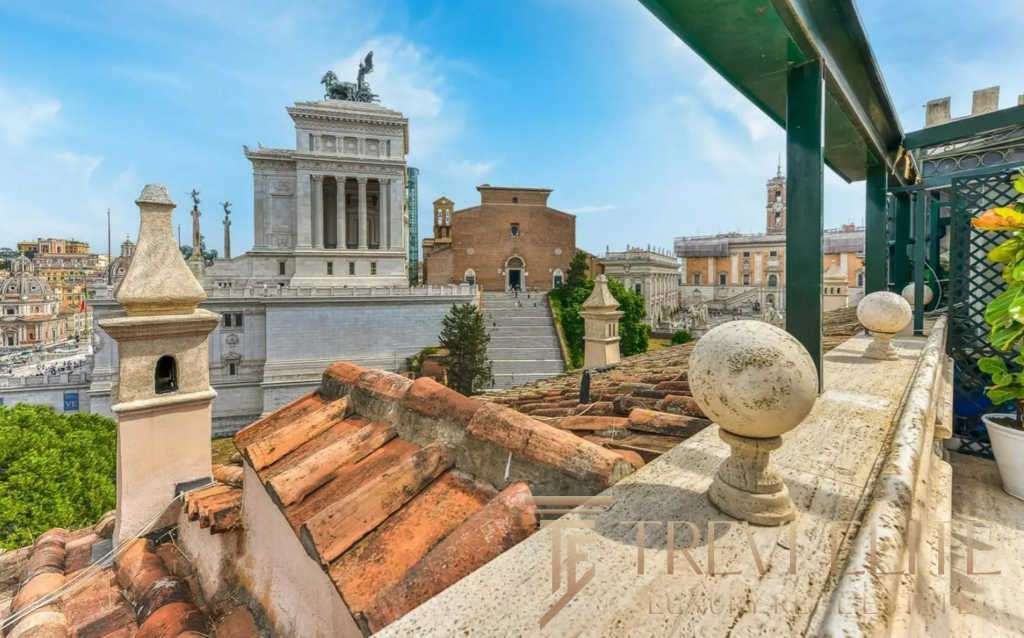 Городской пейзаж с террасы на крыше, вид на исторические здания и монументы в центре Рима, солнечная погода, классическая архитектура, высокое качество, эксклюзивное жилье.