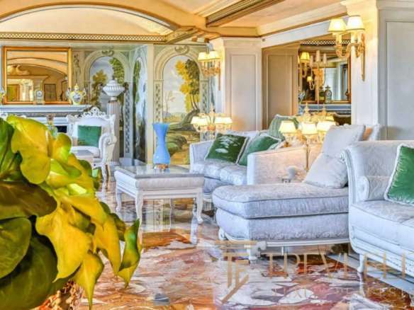 Роскошная гостиная с классической мебелью, художественным дизайном и мягким освещением, создающая уют и изысканность в престижных апартаментах Треви Элит.