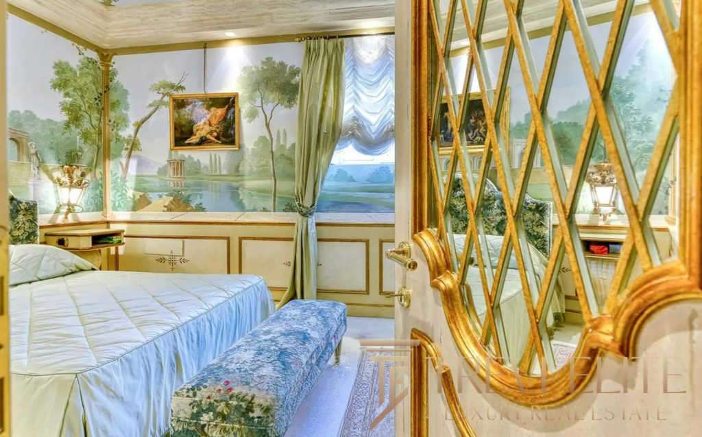 Роскошная спальня в элитной итальянской недвижимости с изысканным интерьером, лепниной и художественной росписью на стенах, создающая атмосферу уюта и статуса.