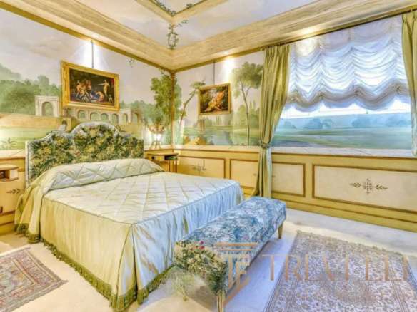 Роскошная спальня в итальянском стиле с классическими элементами, декоративным изголовьем и элегантными текстурами, создающими атмосферу уюта и изыска.