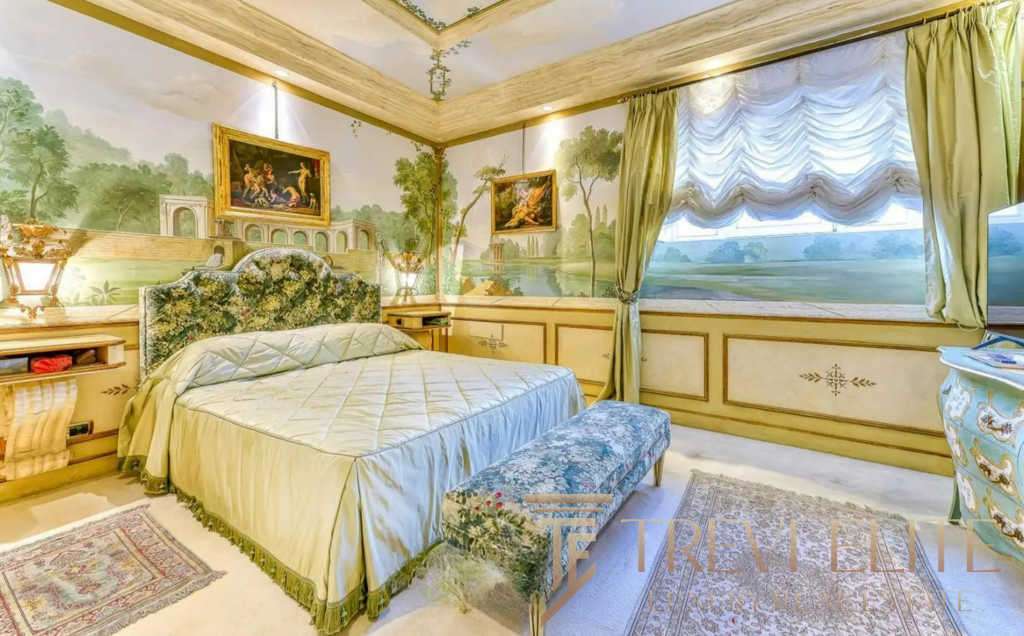 Роскошная спальня в итальянском стиле с классическими элементами, декоративным изголовьем и элегантными текстурами, создающими атмосферу уюта и изыска.