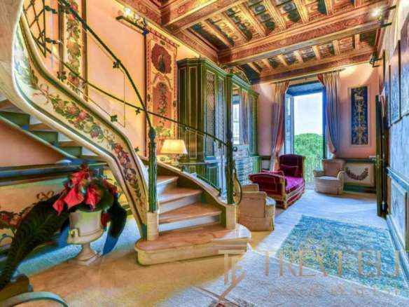 Роскошный интерьер с витиеватыми лестницами, антикварной мебелью и декоративными деталями в стиле Итальянской элитной недвижимости. Идеальное пространство для ценителей высокого класса и эксклюзивных домов.