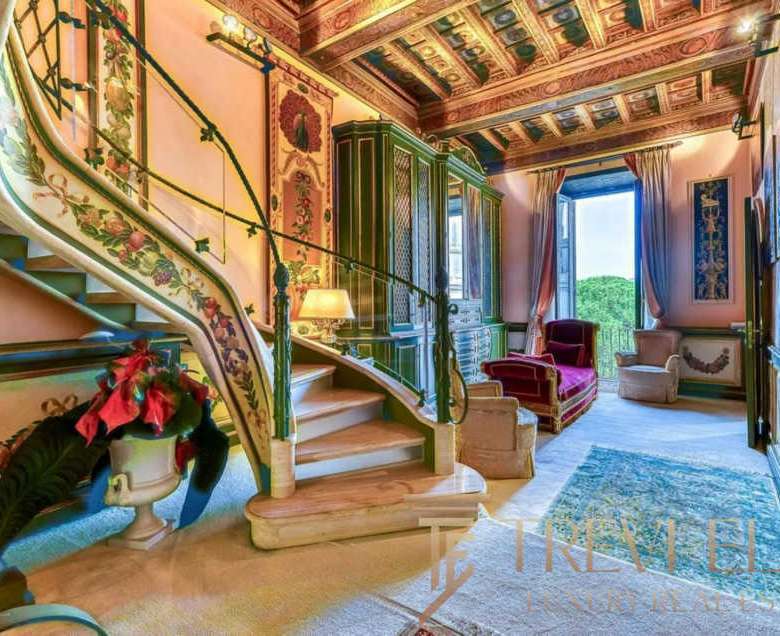 Роскошный интерьер с витиеватыми лестницами, антикварной мебелью и декоративными деталями в стиле Итальянской элитной недвижимости. Идеальное пространство для ценителей высокого класса и эксклюзивных домов.
