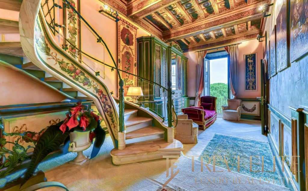Роскошный интерьер с витиеватыми лестницами, антикварной мебелью и декоративными деталями в стиле Итальянской элитной недвижимости. Идеальное пространство для ценителей высокого класса и эксклюзивных домов.