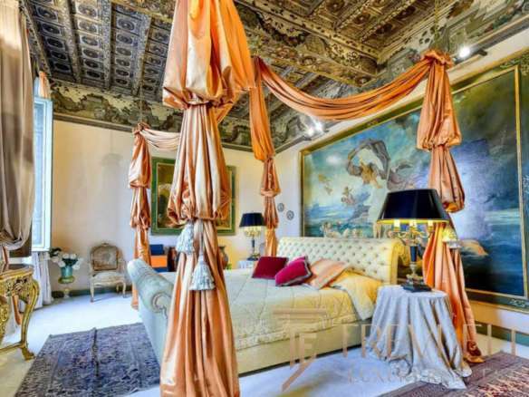 Роскошная спальня с дорогой мебелью, богато украшенной стеной и потолком с росписью, роскошная текстильная отделка, эксклюзивный дизайн интерьера для ценителей элитной недвижимости.
