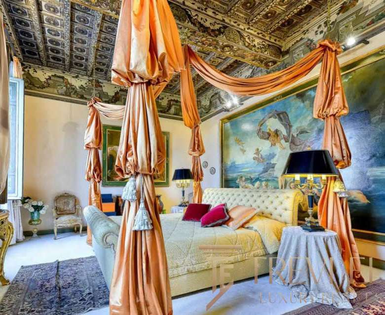 Роскошная спальня с дорогой мебелью, богато украшенной стеной и потолком с росписью, роскошная текстильная отделка, эксклюзивный дизайн интерьера для ценителей элитной недвижимости.