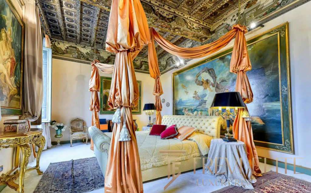 Роскошная спальня с дорогой мебелью, богато украшенной стеной и потолком с росписью, роскошная текстильная отделка, эксклюзивный дизайн интерьера для ценителей элитной недвижимости.