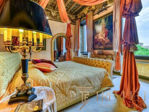 Роскошная спальня в итальянском стиле с изысканной отделкой и панорамным видом на город. Идеальное решение для ценителей элитной недвижимости и эксклюзивного дизайна интерьера.