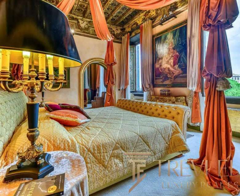 Роскошная спальня в итальянском стиле с изысканной отделкой и панорамным видом на город. Идеальное решение для ценителей элитной недвижимости и эксклюзивного дизайна интерьера.