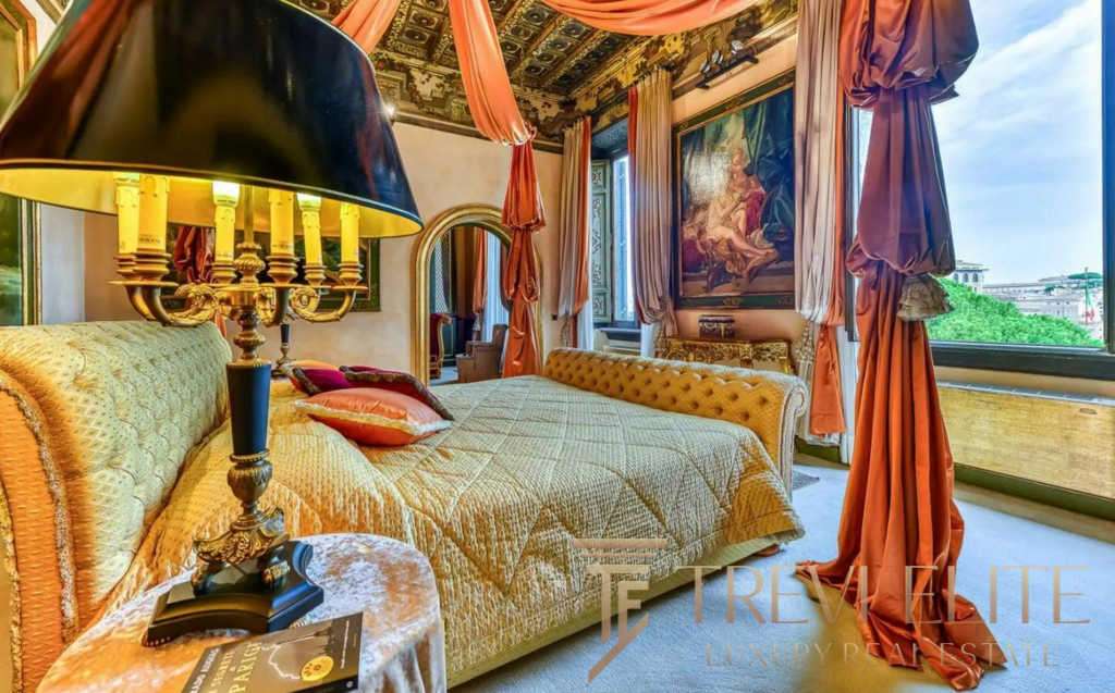 Роскошная спальня в итальянском стиле с изысканной отделкой и панорамным видом на город. Идеальное решение для ценителей элитной недвижимости и эксклюзивного дизайна интерьера.