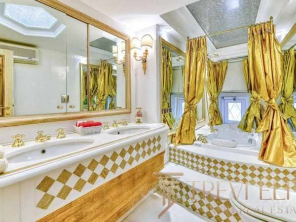 Люкс ванная комната с золотыми шторами и классической отделкой, роскошные элементы интерьера, зеркало, уютная атмосфера, элитное жилье.
