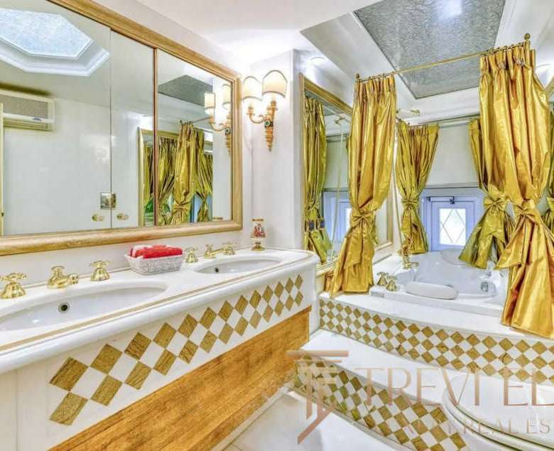 Люкс ванная комната с золотыми шторами и классической отделкой, роскошные элементы интерьера, зеркало, уютная атмосфера, элитное жилье.