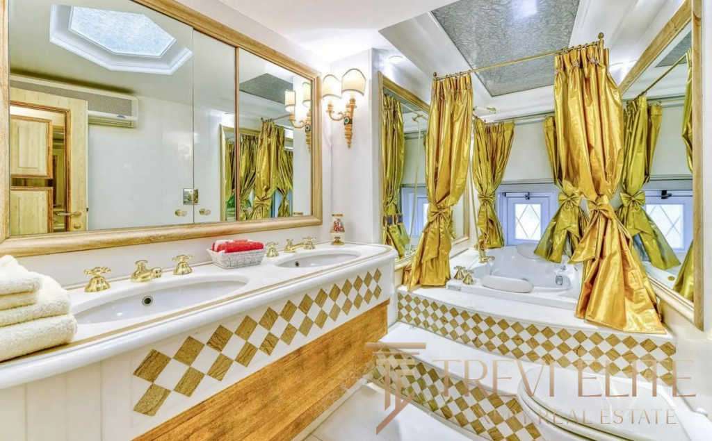 Люкс ванная комната с золотыми шторами и классической отделкой, роскошные элементы интерьера, зеркало, уютная атмосфера, элитное жилье.