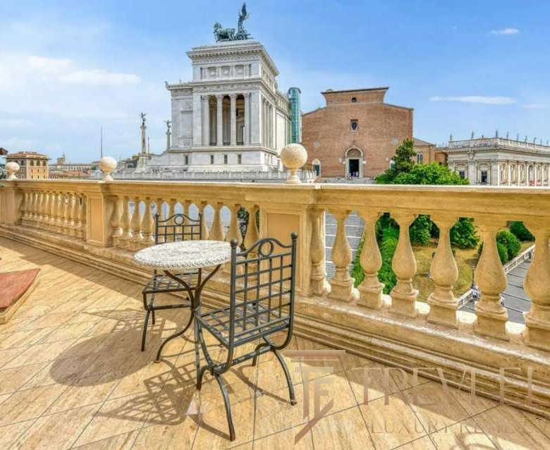 Вид на исторический центр Рима с террасы в стиле классика, украшенной кованой мебелью и римской архитектурой. Идеальное место для отдыха, наслаждения панорамой и роскошной жизни.