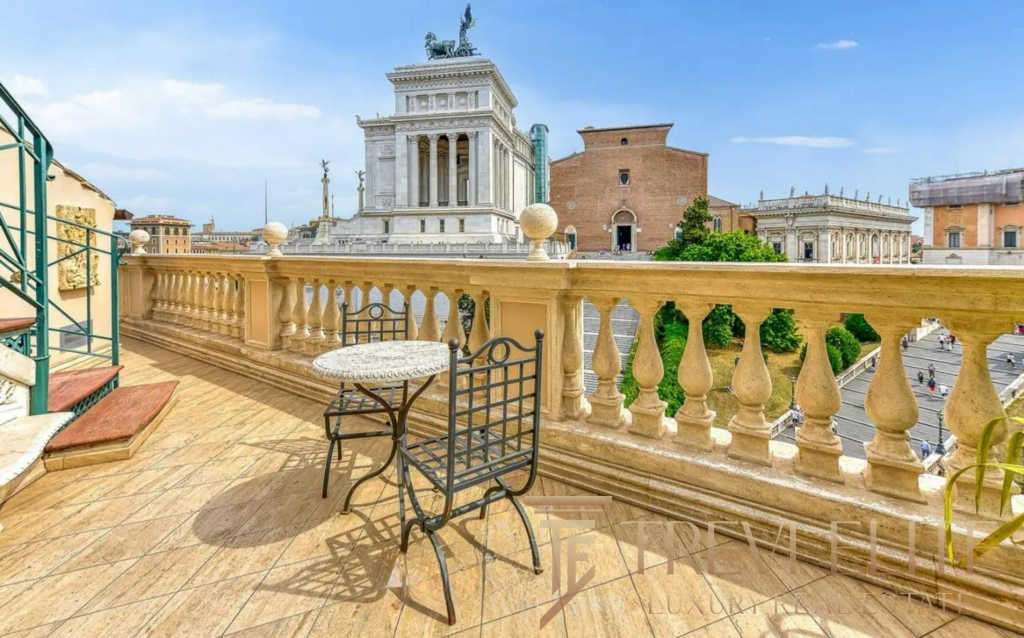 Вид на исторический центр Рима с террасы в стиле классика, украшенной кованой мебелью и римской архитектурой. Идеальное место для отдыха, наслаждения панорамой и роскошной жизни.
